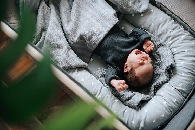 新生儿一沾床就醒？放床上就哭到底该怎么办？-第1张图片-郑州医学网