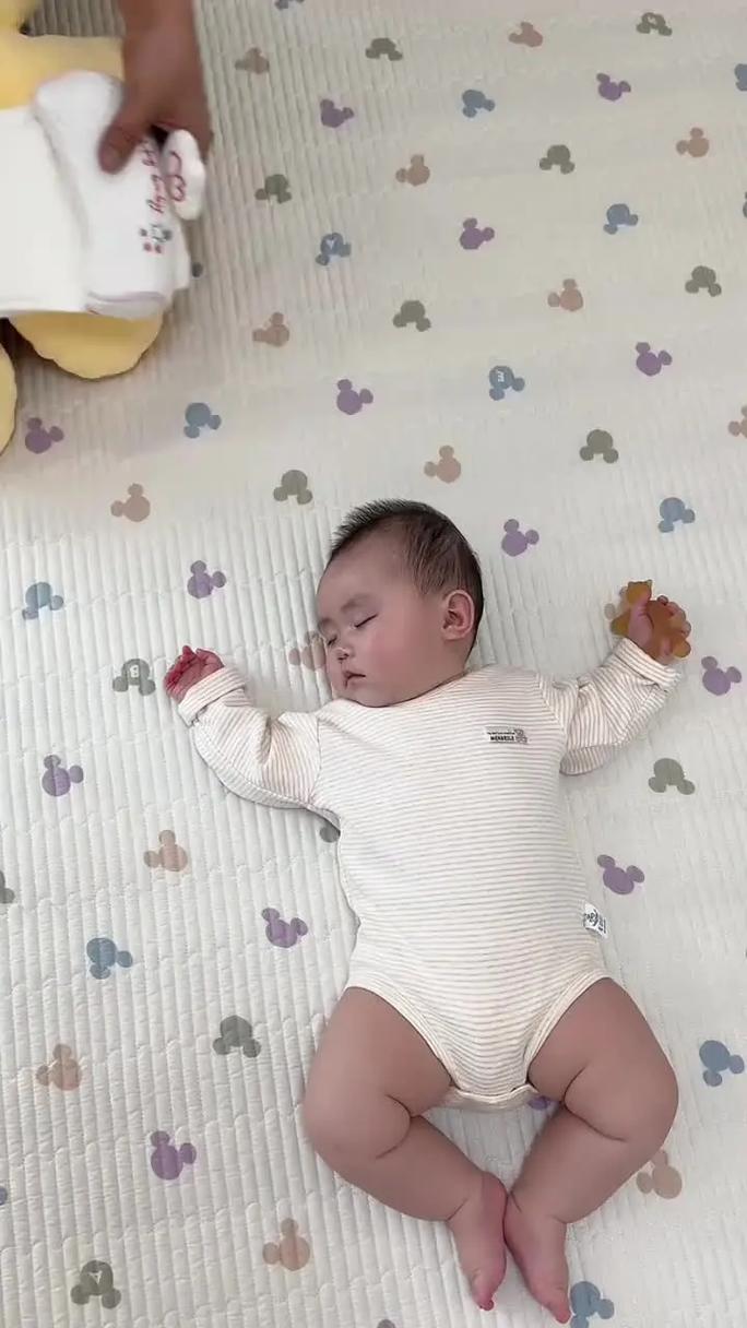 新生儿总爱侧着睡觉，对健康发育有影响吗？-第2张图片-郑州医学网