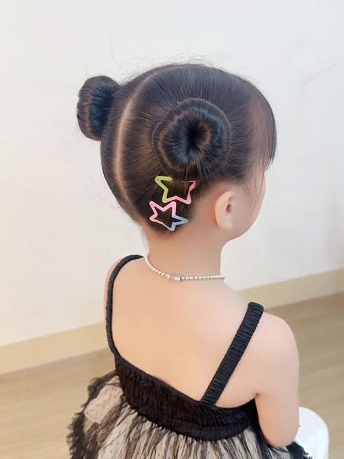 2025年六一儿童节盘发发型图片，适合不同脸型与发量的款式有哪些？-第3张图片-郑州医学网