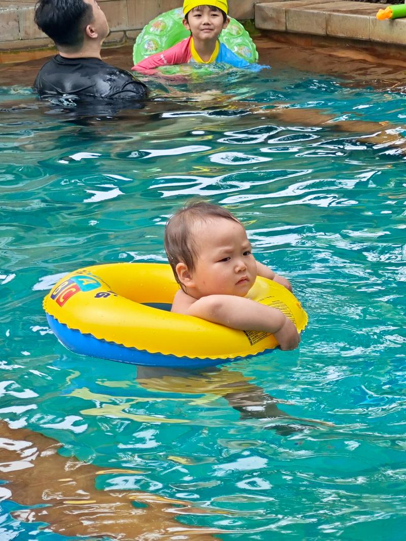 新生儿游泳圈使用视频，安全操作要点与注意事项有哪些？-第2张图片-郑州医学网