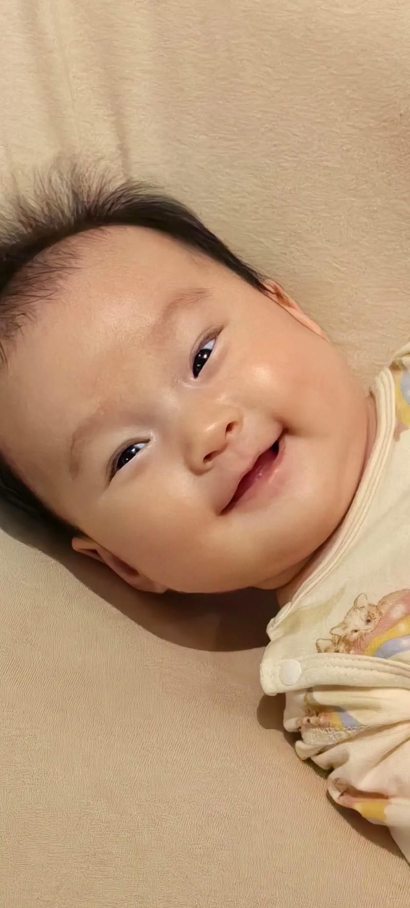 新生儿总是笑是正常现象还是隐藏健康信号？需关注哪些发育细节？-第3张图片-郑州医学网