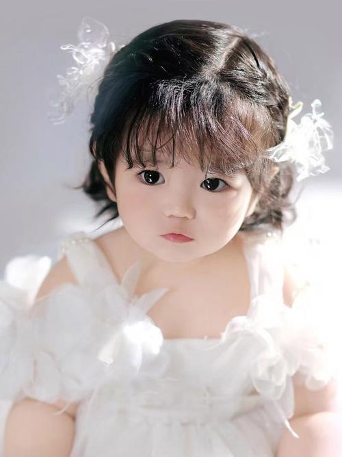 自己拍新生儿写真照片，新手爸妈如何拍出专业感又避免宝宝哭闹？-第1张图片-郑州医学网