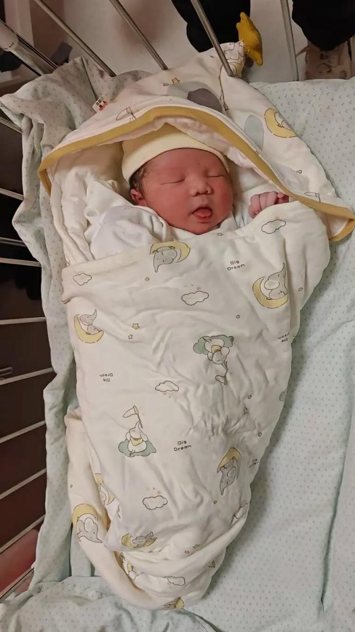 新生儿刚出生全身照怎么拍才自然？这些注意事项新手爸妈要知道吗？-第1张图片-郑州医学网