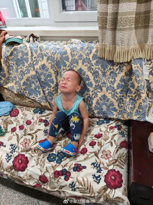 新生儿四肢乱动哭闹不止，是正常生理反应还是健康预警信号？-第1张图片-郑州医学网