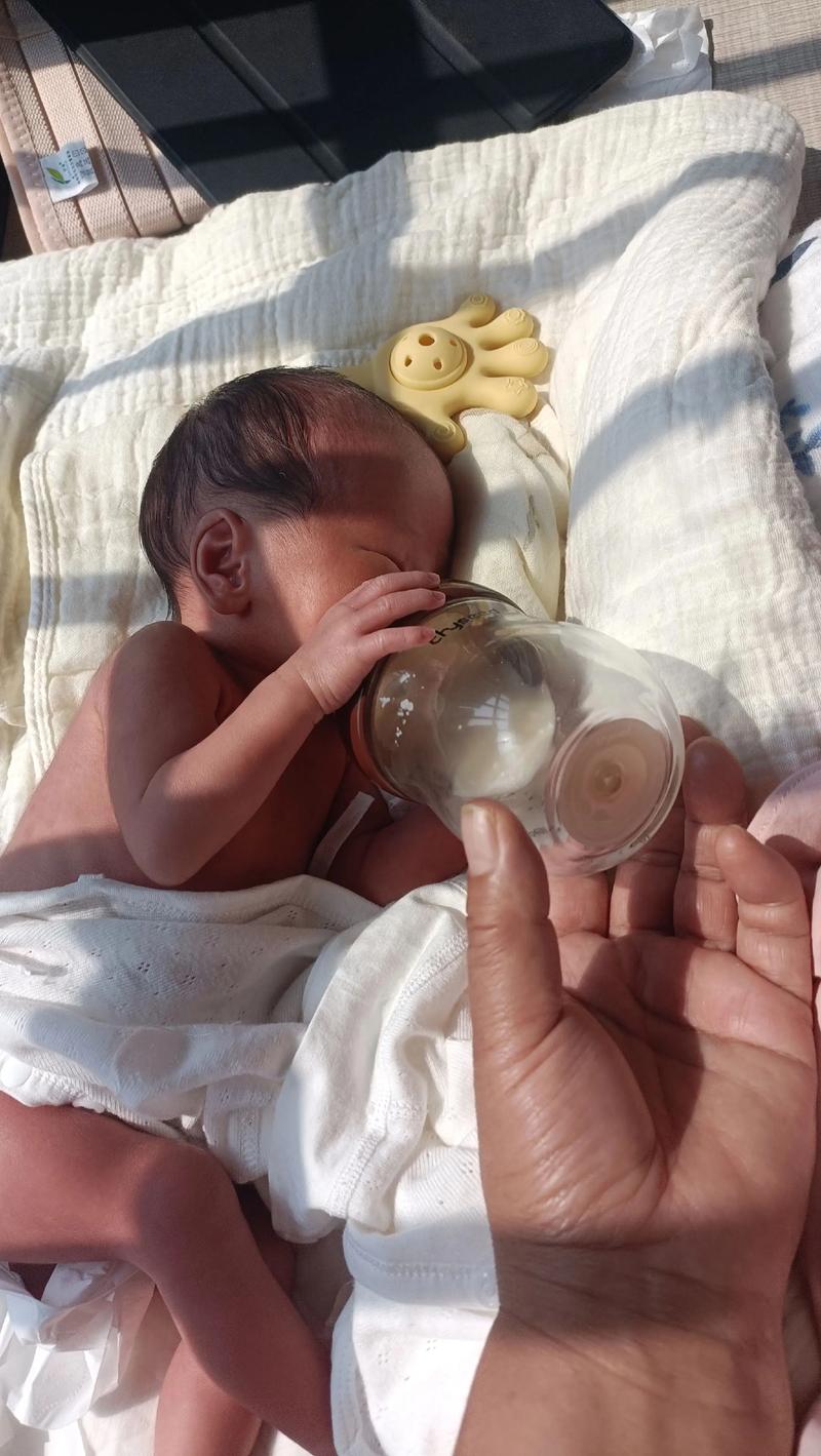 新生儿趴着晒太阳是否科学？对发育与安全有何潜在影响？-第1张图片-郑州医学网