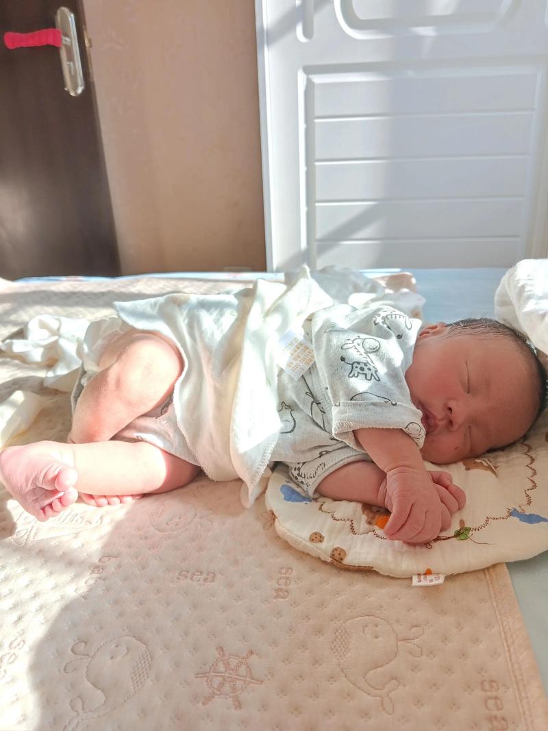 新生儿趴着晒太阳是否科学？对发育与安全有何潜在影响？-第2张图片-郑州医学网