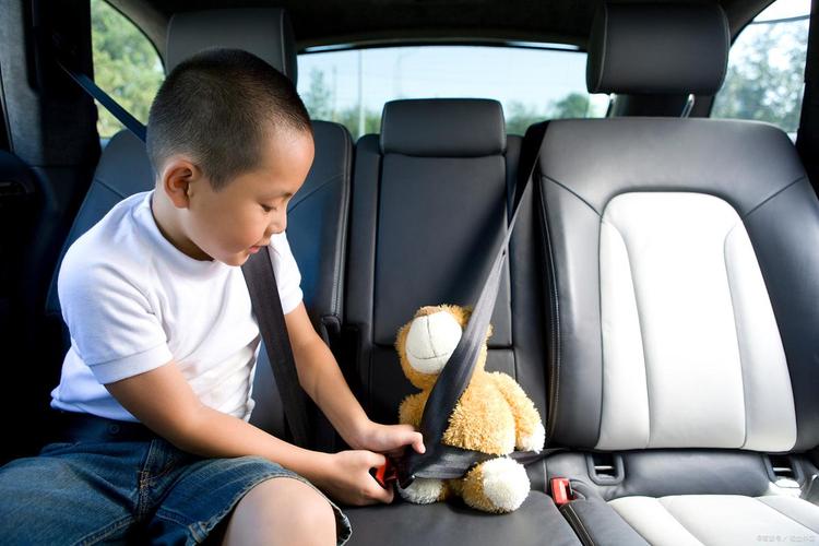 儿童坐副驾驶的年龄红线到底在哪里？安全座椅与成人安全带哪个更关键？-第3张图片-郑州医学网