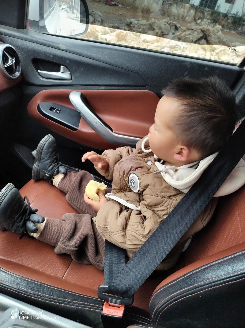 儿童坐副驾驶的年龄红线到底在哪里?安全座椅与成人安全带哪个更关键?-第2张图片-郑州医学网 儿童坐副驾驶的年龄红线到底在哪里?安全座椅与成人安全带哪个更关键?-第2张图片-郑州医学网