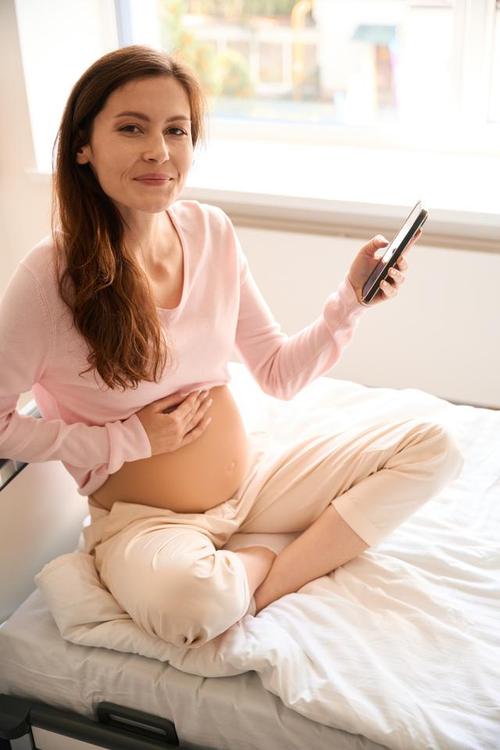 怀孕期间看手机真的安全吗?对胎儿发育会有哪些潜在影响?-第1张图片-郑州医学网 怀孕期间看手机真的安全吗?对胎儿发育会有哪些潜在影响?-第1张图片-郑州医学网