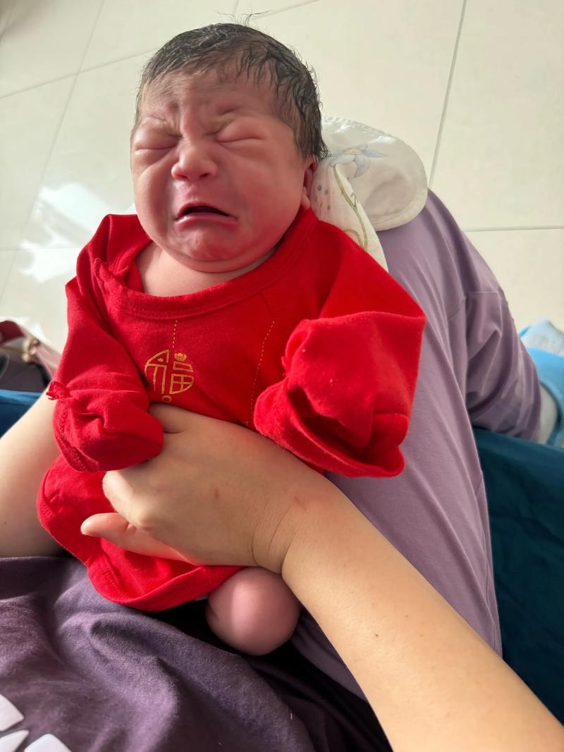 新生儿出生后多久才会笑出声音？不同阶段的笑有何发展特点？-第1张图片-郑州医学网