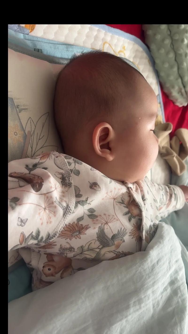 新生儿歪头睡是正常现象还是潜在健康信号？需警惕哪些问题？-第3张图片-郑州医学网