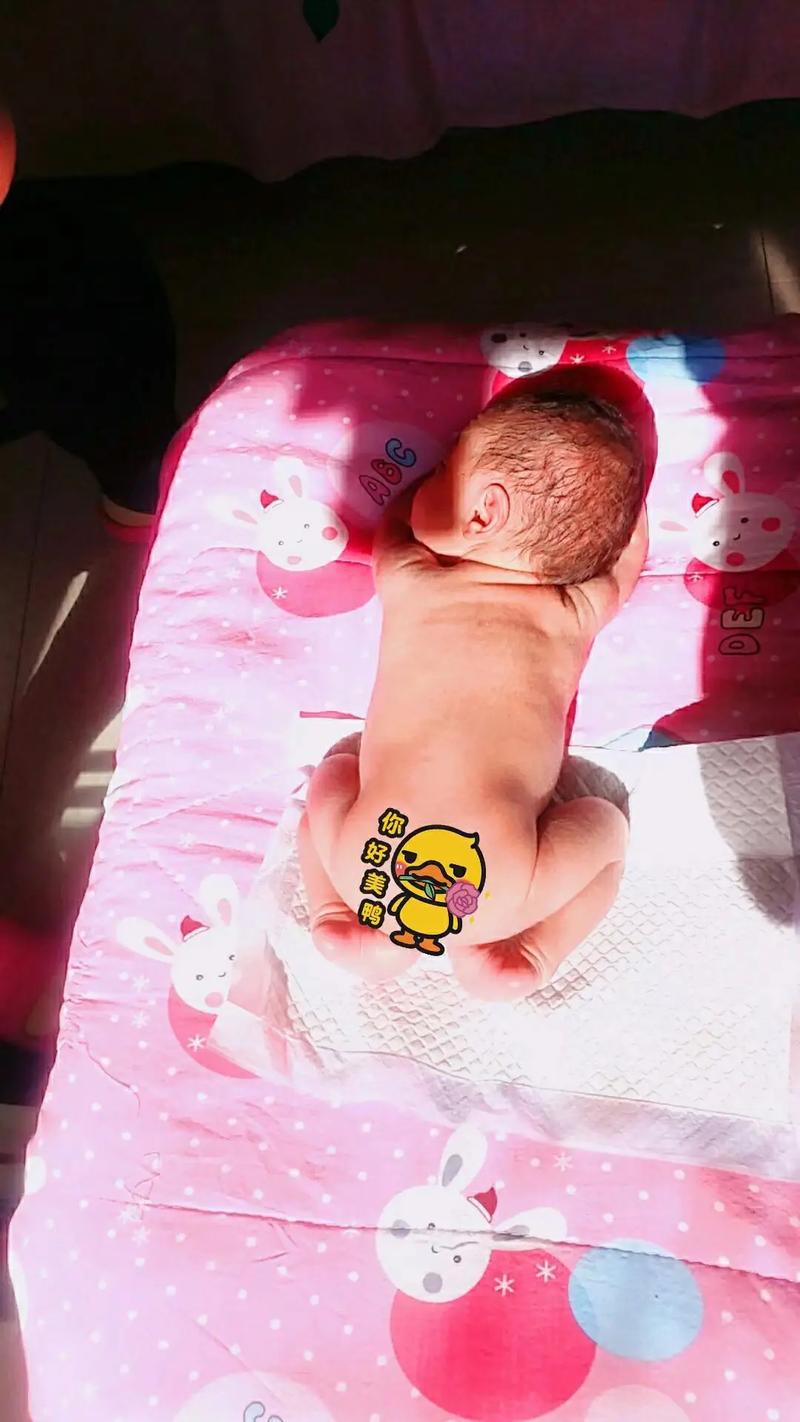 新生儿平躺时肚子歪斜是正常生理现象还是需要警惕的健康问题？-第2张图片-郑州医学网