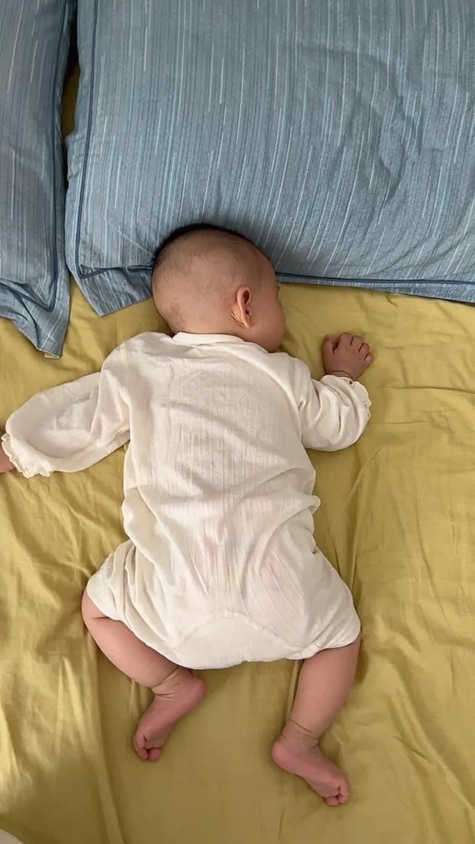 新生儿趴着睡是安全还是危险?不同月龄宝宝睡姿该注意什么?-第3张图片-郑州医学网 新生儿趴着睡是安全还是危险?不同月龄宝宝睡姿该注意什么?-第3张图片-郑州医学网