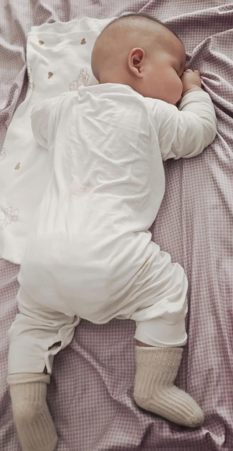 新生儿趴着睡是安全还是危险？不同月龄宝宝睡姿该注意什么？-第2张图片-郑州医学网