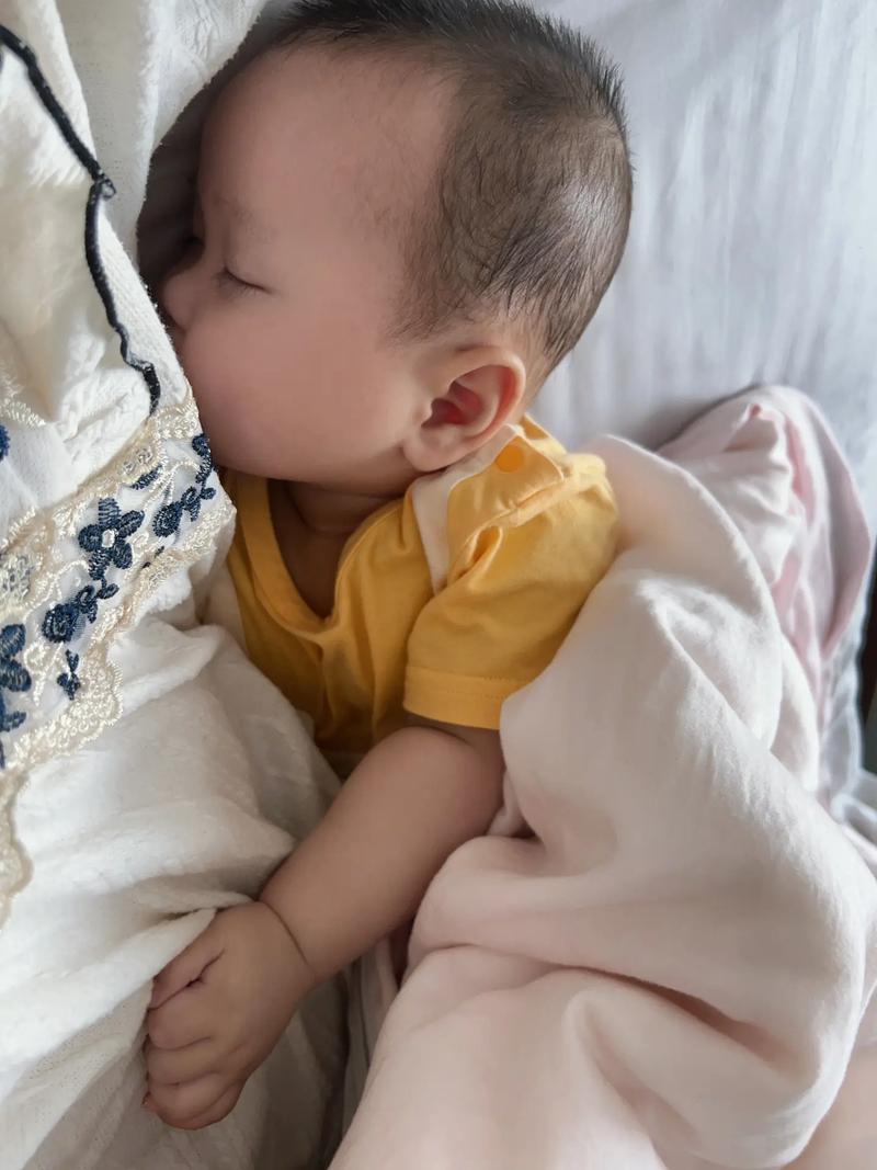 新生儿晚上搂着睡安全吗？搂睡图片里的姿势暗藏哪些风险？-第1张图片-郑州医学网