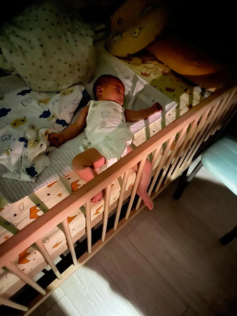 新生儿晚上搂着睡安全吗？搂睡图片里的姿势暗藏哪些风险？-第3张图片-郑州医学网