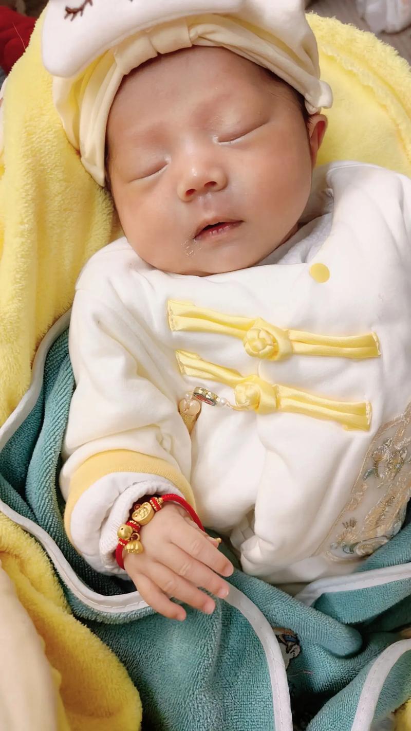 新生儿戴首饰安全吗？材质怎么选才不会过敏？-第3张图片-郑州医学网