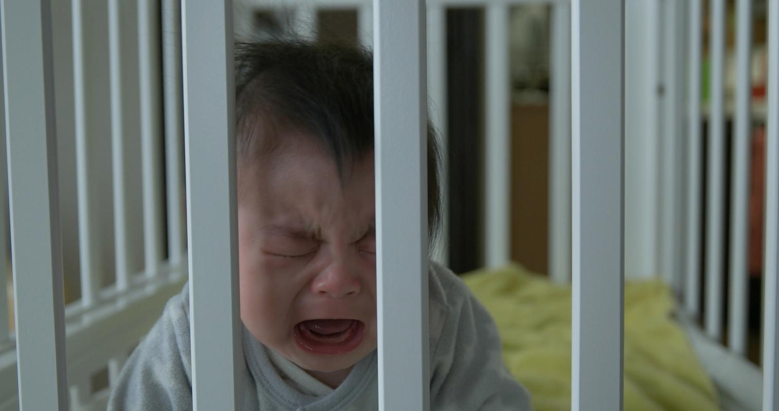 新生儿睡觉时突然大哭，是被吓到了吗？如何安抚才能让他安稳入睡？-第3张图片-郑州医学网