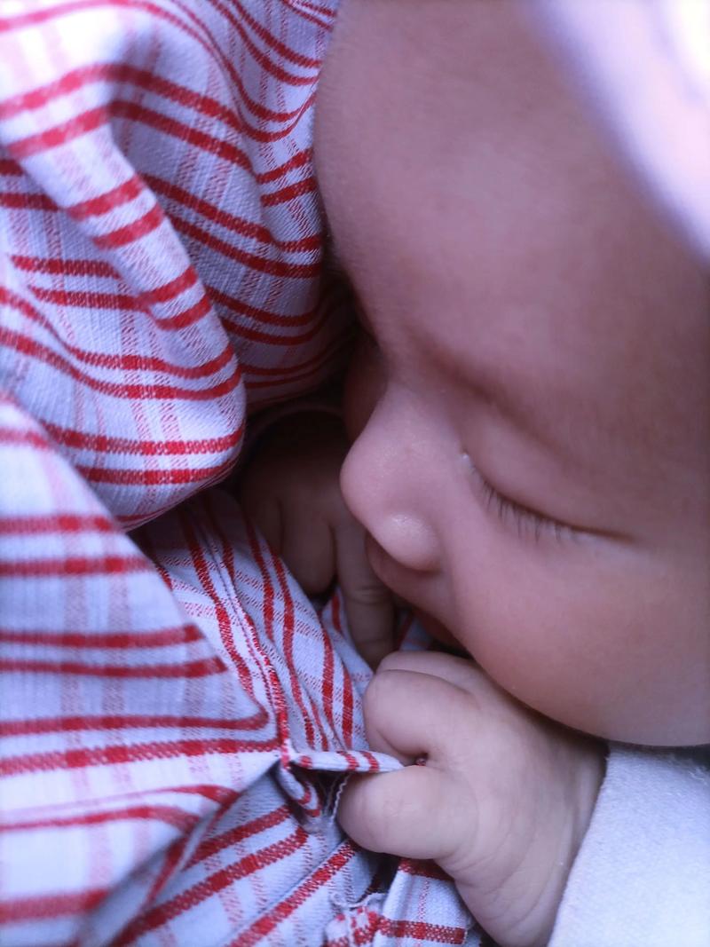 新生儿非要吸乳头睡觉，这到底是本能需求还是不良习惯？-第3张图片-郑州医学网