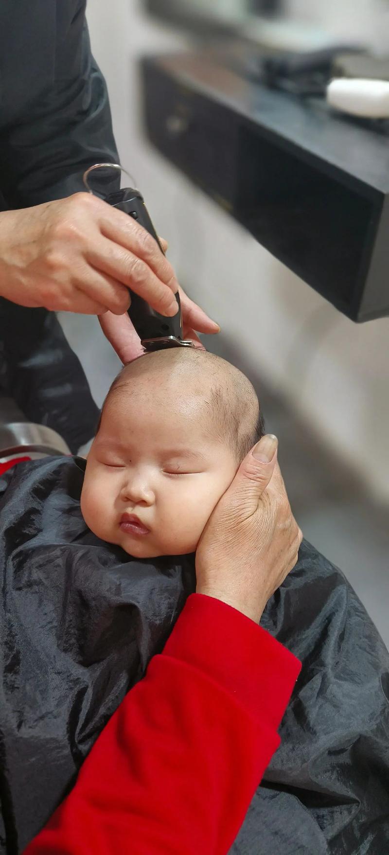 新生儿剃胎发有讲究？到底多久剃最合适？剃时要注意什么？-第2张图片-郑州医学网