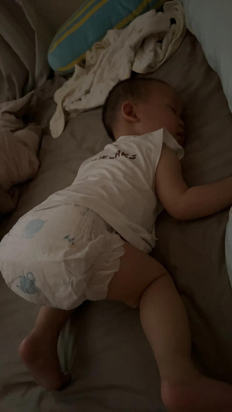 新生儿晚上睡觉穿多少才合适？厚了怕热出痱子，薄了又怕着凉，到底怎么判断？-第2张图片-郑州医学网