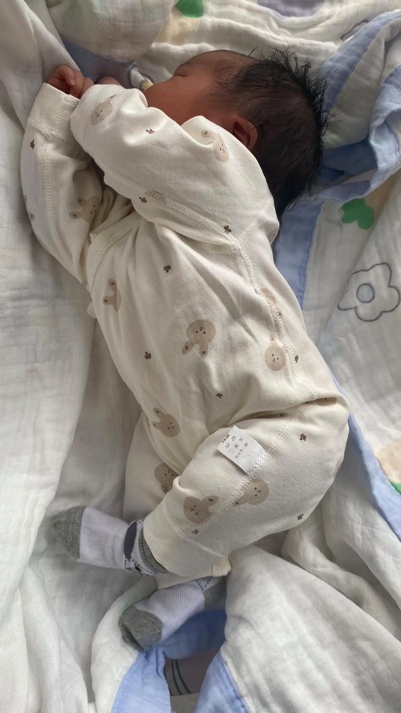 新生儿晚上睡觉穿多少才合适？厚了怕热出痱子，薄了又怕着凉，到底怎么判断？-第3张图片-郑州医学网