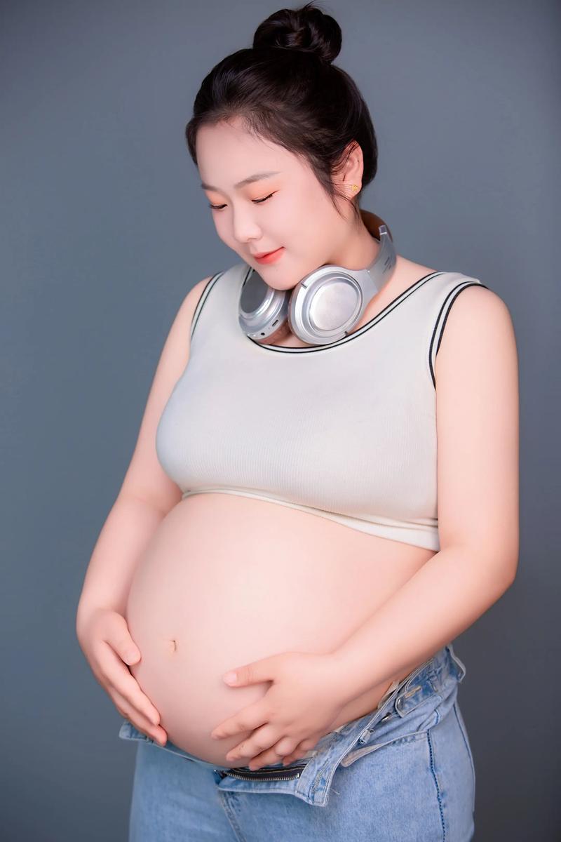 孕期足月无疼痛感却突然有水流出，这是破水还是正常分泌物？需要立即就医吗？-第1张图片-郑州医学网