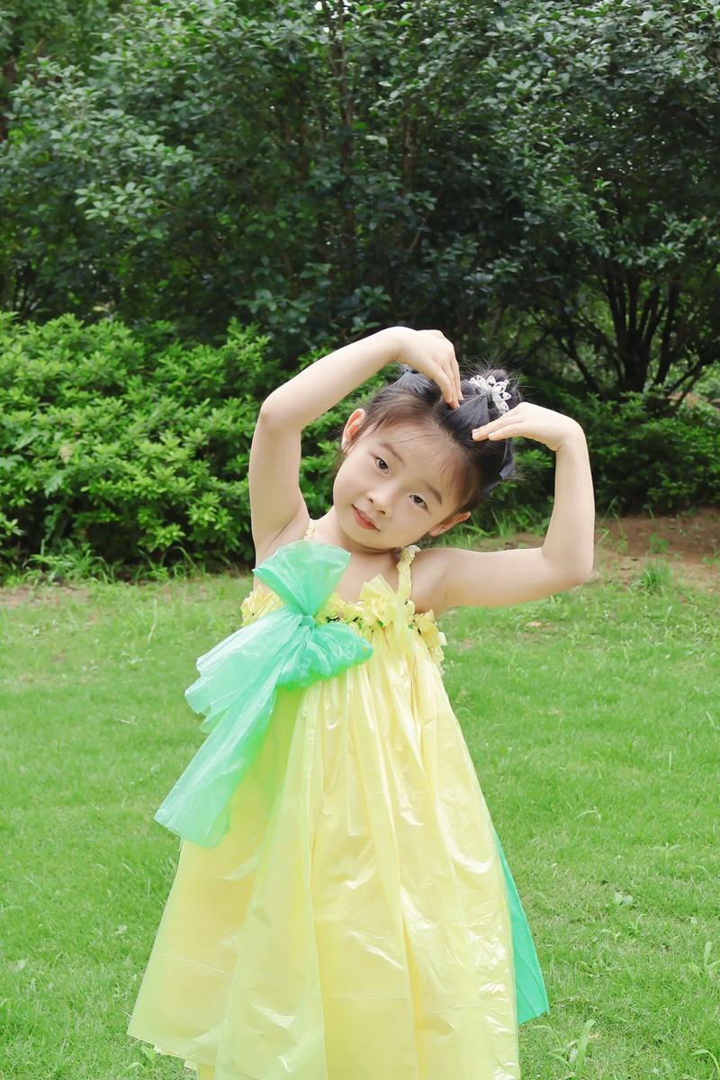 塑料袋儿童衣服图片背后有何安全隐患或创意设计？-第2张图片-郑州医学网