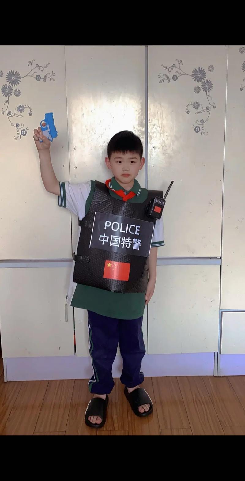 塑料袋儿童衣服图片背后有何安全隐患或创意设计？-第1张图片-郑州医学网