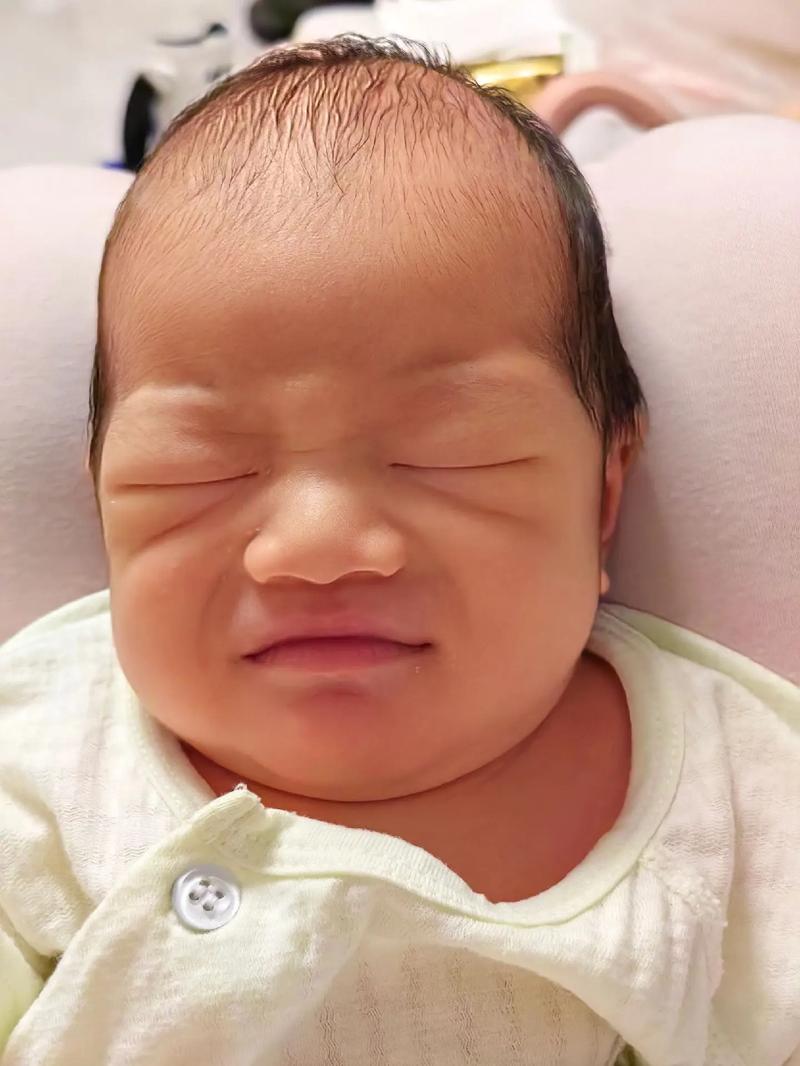 为什么新生儿宝宝出生后会变丑？这些丑照背后的真相是什么？-第1张图片-郑州医学网